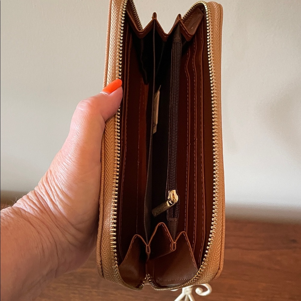 ⭐️NEW Pink Zip-Around Wallet - Picture 2 of 8